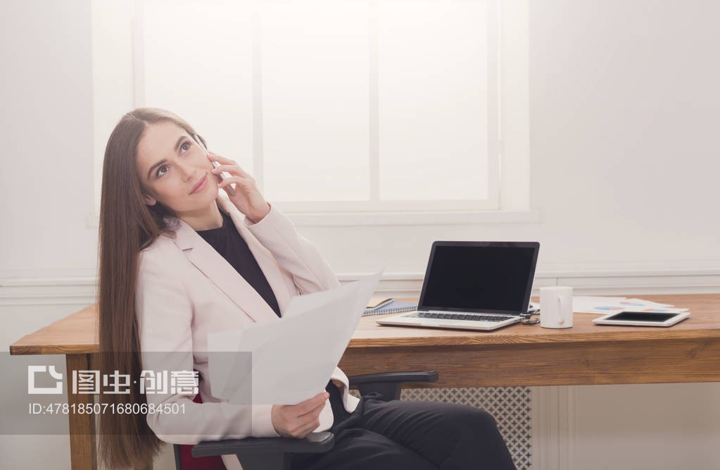 商務(wù)電話咨詢 女士在辦公室的企業(yè)管理咨詢